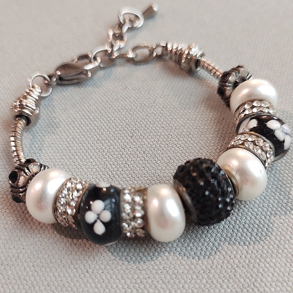 Bella Perlina | Crystal Bead Bracelet Black & White Rhinestones Daisy Flower - Picture 2 of 9